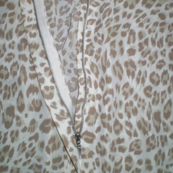 SIZE: 0X~LONG SLEEVE..ANIMAL PRINT..HALF ZIP TOP..NWOT'S - Picture 4 of 7